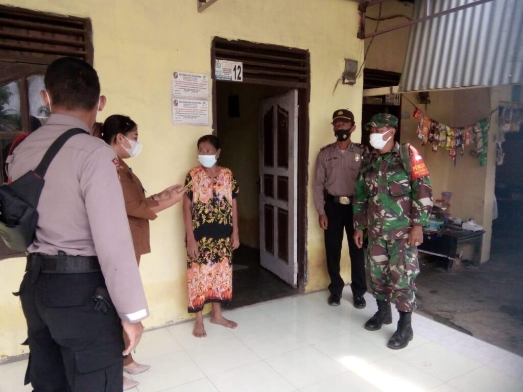 Babinsa Dan Tim PPKM Semprot Desinfektan Di Perumahan Warga Jati Baru