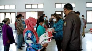 Bupati Serahkan Bantuan Beras Di kecamatan Pagindar