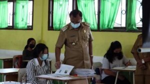 Wakil Bupati Pakpak Bharat tinjau langsung pembelajaran Tatap muka Di SMP N 1 Salak