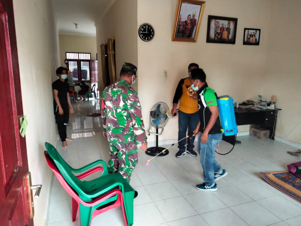 Sertu NM Simangunsong  Kawal Tim PPKM Puskesmas Pagar Jati Laksanakan Giat Tracing Dan Penyemprotan Desinfektan