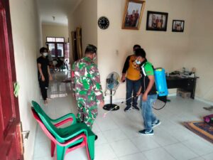 Sertu NM Simangunsong  Kawal Tim PPKM Puskesmas Pagar Jati Laksanakan Giat Tracing Dan Penyemprotan Desinfektan