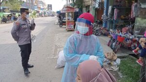 Polsek Tanjung Pura Melaksanakan Swab Antigen Di Pasar Tradisional
