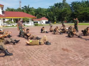 Terapkan Disiplin Satpol PP Babinsa Koramil 06/LP Latih Physik Dan PBB