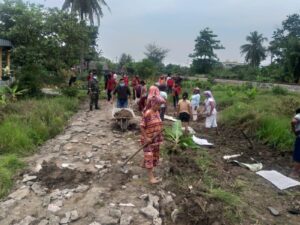 Bukti Kemanunggalan TNI Dan Rakyat,Babinsa Koramil 06/Lubuk Pakam Komsos Sekaligus Ikut Serta Gotong Royong”