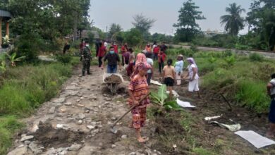 Photo of Bukti Kemanunggalan TNI Dan Rakyat,Babinsa Koramil 06/Lubuk Pakam Komsos Sekaligus Ikut Serta Gotong Royong”