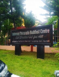 Para Umat Buddha Berikan Dana Makan Kepada  Bhiksu di Vihara Sakyamuni Buddha ITBC