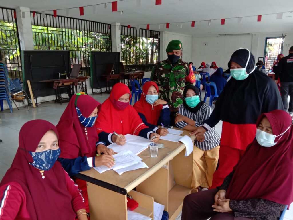 Babinsa Koramil 06/Lubuk Pakam Komsos Bersama Ibu Ibu PKK Di Posyandu