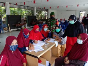 Babinsa Koramil 06/Lubuk Pakam Komsos Bersama Ibu Ibu PKK Di Posyandu
