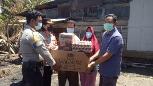Berbagi Kasih’ AKBP Surentu Bantu Warga Kebakaran Rumah