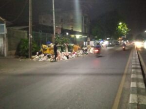 Warga Dan Pengguna Jalan Keluhkan Tumpukan Sampah Berserakan Di Letda Sujono