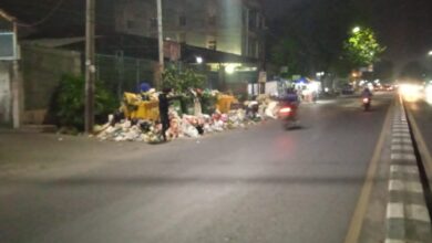 Photo of Warga Dan Pengguna Jalan Keluhkan Tumpukan Sampah Berserakan Di Letda Sujono