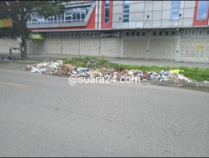 Warga Dan Pengguna Jalan Keluhkan Tumpukan Sampah Berserakan di Desa Sampali Percut Sei Tuan
