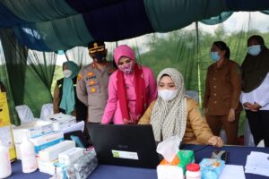 Kapolres Langkat dan Ketua Cabang Bhayangkari Lakukan Kunjungan ke Pospam Ops Lilin Toba 2021