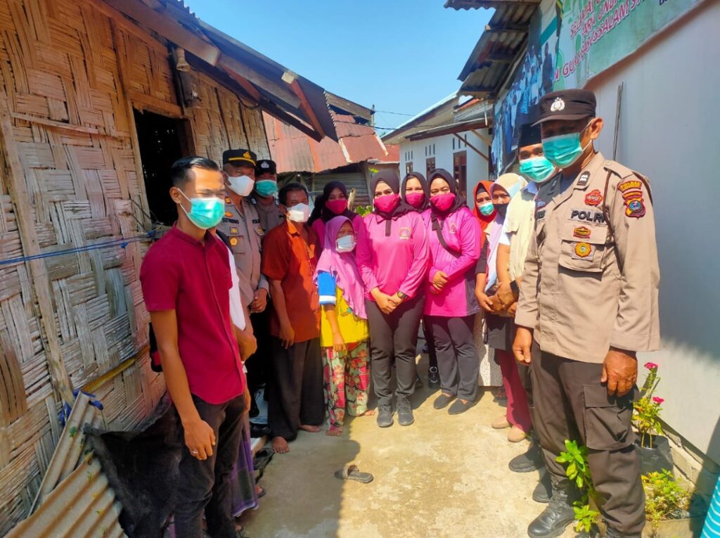 Ketua PC Bhayangkari Langkat Pimpin Pemberian Baksos