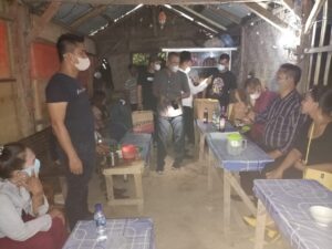 Razia Warung Remang-remang, Forkopimcam Hinai Amankan Puluhan Botol Miras