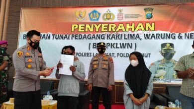 Photo of Kapolres Langkat Salurkan Bantuan kepada PKL, Warung dan Nelayan