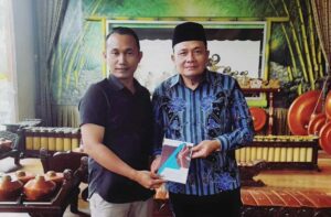 Ketua KNPI Binjai Hibahkan Buku Kepada Ketua DPRD Binjai, H. Kires: Agus Purwanto Sosok Pemuda Berintelektual