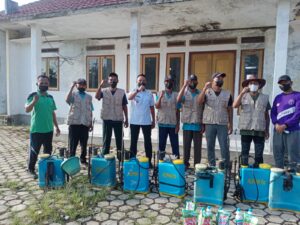 Sungkai Utara, Kades Gedung Batin Lakukan Penyemprotan Desinfektan