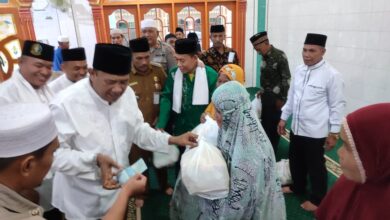 Photo of 100 Paket Sembako Diserahkan Afandin & Baznas untuk Kaum Dhuafa