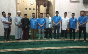 Pada Sesi Kedua, Tim SR Pemoeda KNPI Binjai Bagikan Takjil Berbuka Untuk Jamaah Masjid