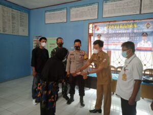 Kades Robi Iskandar Bagikan BLT Kepada Masyarakat Desa Ogan Campang
