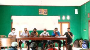 Hendra Kades Tulung Balak Bagikan BLT-DD Tahap Pertama
