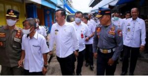 Asisten II Bidang Ekonomi kesejahteraan Dan Pembangunan Meninjau Pasar Pagi Kotabumi