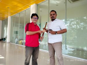 Penggiat Olahraga Asal Kalimantan Selatan Berikan Alat Olahraga Balogo Kepada Ketua KORMI Langkat