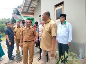 Didampingi Kades dan Ketua Baznas, Plt Bupati Langkat Serahkan Kunci Rumah Secara Simbolis