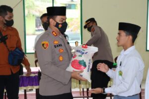 Polres Langkat Polda Sumut Berikan Bantuan Pada Anak Yatim Piatu dan Warga yang Kurang Mampu