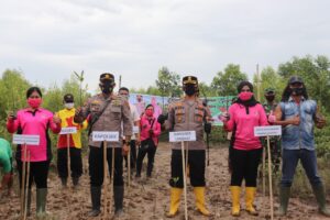 Kapolres Langkat Polda Sumut dan Ketua Bhayangkari Cabang Langkat Kunjungi Taman Wisata Mangrove
