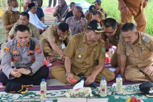 Kapolres bersama Plt Bupati Langkat Sambangi Petani di Kecamatan Secanggang