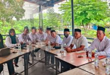 Photo of 12 Anggota Panwaslu Kelurahan/Desa Resmi Dilantik Panwascam Lima Puluh