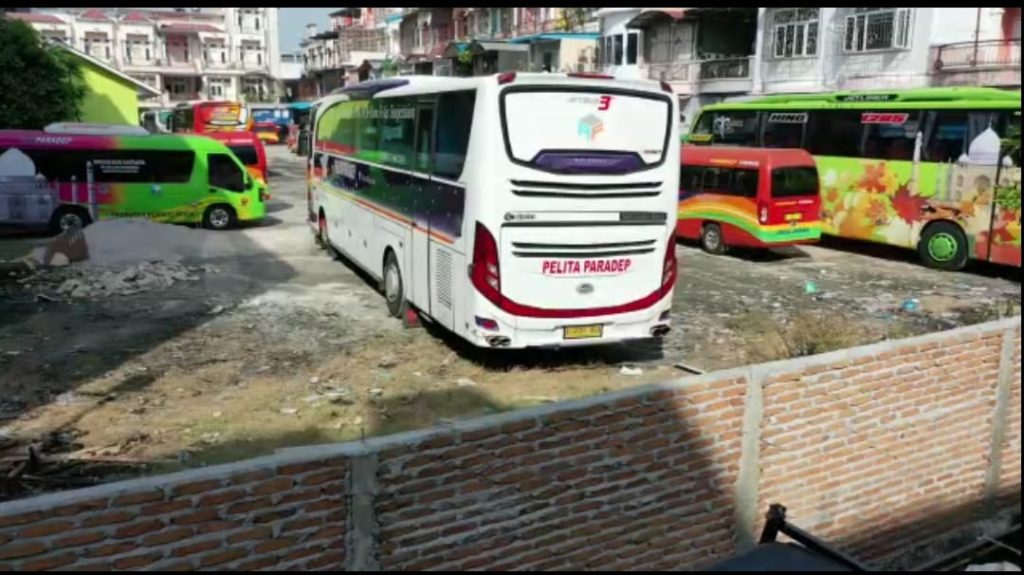 Bangun Tembok Dan Parkir Bus Paradep Taxi resahkan Warga Siantar