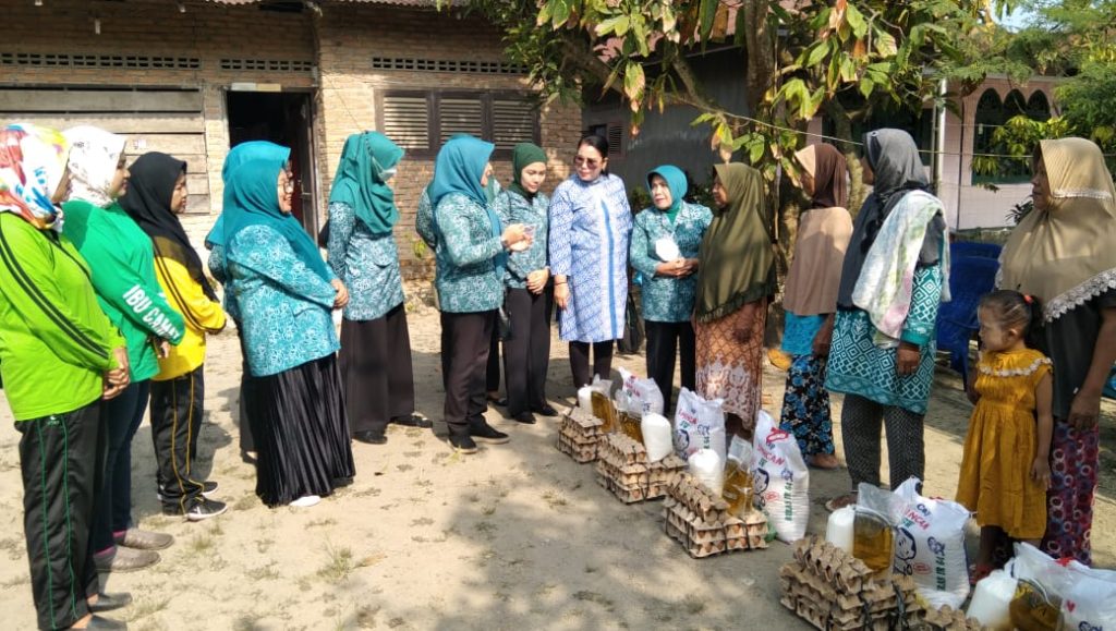 Jelang Ramadhan, PKK Langkat Bagikan Paket Sembako