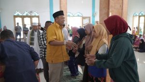 Syah Afandin Bagikan Ratusan Paket Sembako kepada Warga Sekitar PKS Mulia Tani Jaya