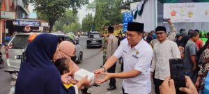 Jumat Berkah di Bulan Ramadhan, BPC HIPMI Langkat Gandeng TNI-Polri Berbagi Takjil Gratis