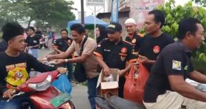 Bulan Penuh Berkah PWDS Bagikan Takzil Kepada Masyarakat