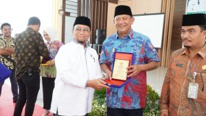 Serahkan 14 Bantuan Beda Rumah, Syah Afandin Terima Penghargaan Tokoh Peduli Zakat Baznas Langkat