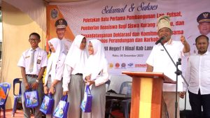 Syah Afandin Serahkan Beasiswa dan Letakan Batu Pertama Bangunan Lapangan Futsal SMAN 1 Hinai