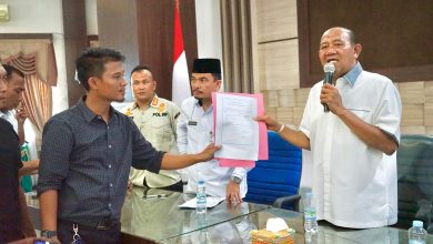 Photo of Berikan Solusi dari Tuntutan Guru Honorer, Syah Afandin dan Perwakilan akan Berangkat ke Jakarta