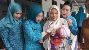 Tinjau Posyandu di Stabat, Uke Retno Faisal Hasrimy Berikan Perhatian Khusus pencegahan Stunting