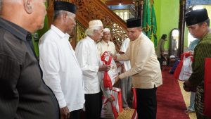 Bupati Langkat Bagikan Sembako di Masjid Azizi Tanjung Pura
