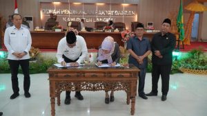 Pj Bupati Langkat Tandatangani Pengesahan Perda RPJPD di DPRD Langkat