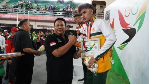 Kadispora Langkat Serahkan Medali di Cabor Sambo PON XXI