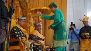 Pj Bupati Faisal Hasrimy Terima Gelar “Datok Praja Indra Negeri” dari Kerapatan Adat Kesultanan Langkat