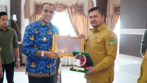 Pj Bupati Langkat Beri Penghargaan SAKIP Peningkatan Kinerja