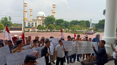 Salah seorang pendemo Ibnu Azhar Saragi sedang berorasi dihalaman kantor Bupati Asahan, Kamis (3/6/2025).