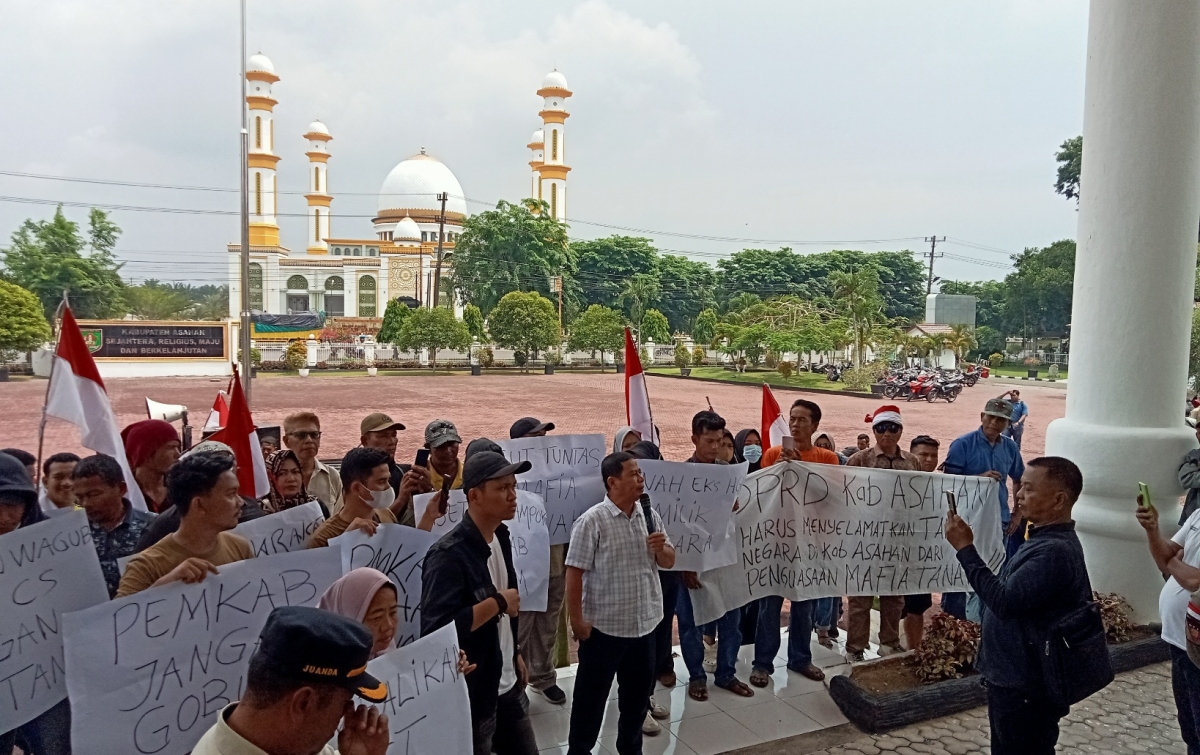 Salah seorang pendemo Ibnu Azhar Saragi sedang berorasi dihalaman kantor Bupati Asahan, Kamis (3/6/2025).